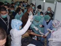 Un afectado por las supuestas armas químicas es atendido en un hospital en Siria