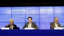 La directora del FMI, Christine Lagarde-izquierda-, el presidente de la eurozona, Jeroen Dijsselbloem-centro-y el comisario europeo Olli Rehn