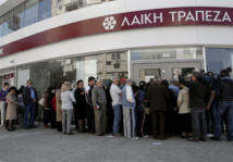 Una cola de gente para sacar dinero en un banco en Chipre