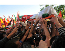 Palestinos llevando el cuerpo de Abu Hamdiye