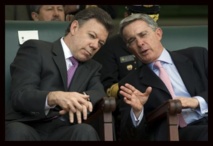 Juan Manuel Santos-izquierda-y Álvaro Uribe