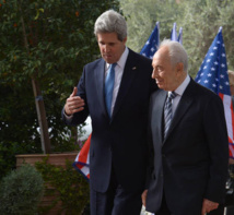 John Kerry-izquierda-y Simon Peres