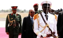 Omar Al Bashir-centro-a su llegada a Juba, Sudán del Sur.