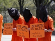 Manifestantes pidiendo la liberación de los presos de Guantánamo