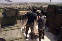 Soldados sirios toman posición en Shij Said, cerca de la carretera que conduce al aeropuerto, en Alepo