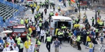Policías y enfermeros socorren a los heridos Policías y enfermeros socorren a los heridos