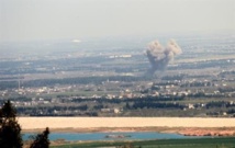 Columna de humo en el pueblo sirio de Tal an-Nabi Mandu, visto desde el pueblo libanés de al-Qasr