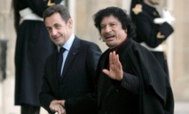 Nicolas Sarkozy-izquierda-y Muammar Al Gaddafi