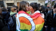 Partidarias del matrimonio entre personas del mismo sexo celebran la votación. Partidarias del matrimonio entre personas del mismo sexo celebran la votación.