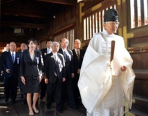 Los diputados japoneses en Yasukuni Los diputados japoneses en Yasukuni