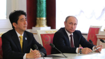 Shinzo Abe-izquierda- y Vladimir Putin