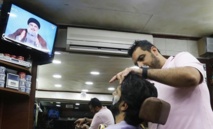 Un hombre escucha el discurso de Hasan Nasrala