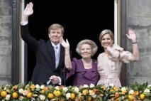 De izquierda a derecha, el nuevo rey Guillermo-Alejandro, su madre la ex-reina Beatriz y la esposa del rey, Máxima.