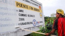 Tapan un cartel de una obra financiada por USAID en Bolivia