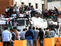 Hombres armados mantienen cercados dos ministerios libios en Trípoli