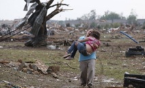 Buscan sobrevivientes de devastador tornado en Oklahoma que dejó al menos 24 muertos