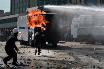 Policías y manifestantes en Istanbul Policías y manifestantes en Istanbul