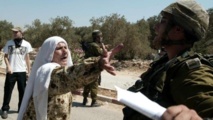 Una mujer palestina discute con un soldado israelí