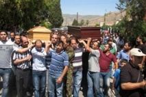 Los familiares llevan los ataúdes de Mohammad Karame Jaafar y Hussein Ali Jaafar en su funeral en Al Qasr, Líbano. Los familiares llevan los ataúdes de Mohammad Karame Jaafar y Hussein Ali Jaafar en su funeral en Al Qasr, Líbano.
