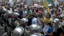 Manifestantes y policías en Brasil