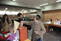 Una mujer vota en la consulta