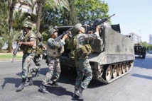 Soldados libaneses disparan a los hombres armados