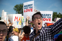 Partidarios del matrimonio homosexual celebran la sentencia. Partidarios del matrimonio homosexual celebran la sentencia.