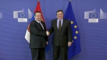UE celebra ingreso de Croacia en el bloque europeo y abre la puerta a Serbia