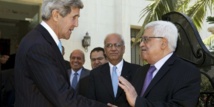 John Kerry-izquierda-y Mahmud Abbas