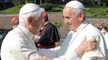 El papa emérito Benedicto XVI-izquierda-y el papa Francisco. El papa emérito Benedicto XVI-izquierda-y el papa Francisco.