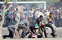Partidarios de Mursi ayudan a un herido cerca de un edificio de la Guardia Republicana en El Cairo. Partidarios de Mursi ayudan a un herido cerca de un edificio de la Guardia Republicana en El Cairo.