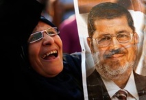 Una manifestante sostiene una foto de Mursi Una manifestante sostiene una foto de Mursi