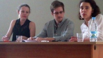 Edward Snowden, en el centro, en un aeropuerto de Moscú. Edward Snowden, en el centro, en un aeropuerto de Moscú.