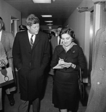 Helen Thomas-derecha-y el presidente Kennedy.