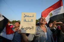 Un manifestante lleva un cartel contra Al Jazeera Un manifestante lleva un cartel contra Al Jazeera