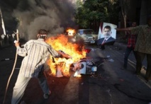Adversarios de Mursi queman sus fotos Adversarios de Mursi queman sus fotos