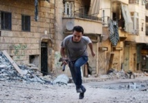 Un miembro del ESL corre en el barrio de Salahaddin, en Alepo.