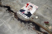 Sangre de partidarios de Mursi, al lado de la foto del ex presidente. Sangre de partidarios de Mursi, al lado de la foto del ex presidente.