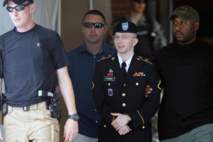 Bradley Manning, esposado, entra al juicio