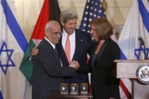 De izquierda a derecha, Erekat, Kerry y Livni