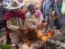 Mundo andino boliviano se sumerge en ofrendas a la "Madre-Tierra"