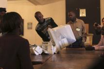 Partidarios de Mugabe claman victoria mientras rivales afirman que elecciones son "una farsa" Partidarios de Mugabe claman victoria mientras rivales afirman que elecciones son "una farsa"