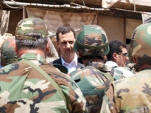 Bashar Al Asad saludando a unos soldados