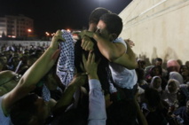 Un preso liberado se abraza a un familiar Un preso liberado se abraza a un familiar