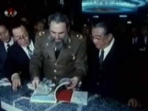 Fidel Castro-centro-y Kim Il Sung-derecha-.