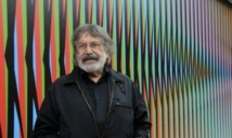 Carlos Cruz Diez, ante una de sus obras