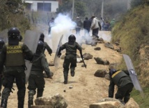 Policías y campesinos en Colombia