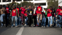 Trabajadores en huelga de la compañía aérea South African Airlines