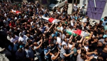 Palestinos llevan los cadáveres de los tres asesinados Palestinos llevan los cadáveres de los tres asesinados