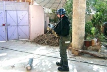 Un investigador de Naciones Unidas recoge muestras en Muadamiatushams, cerca de Damasco